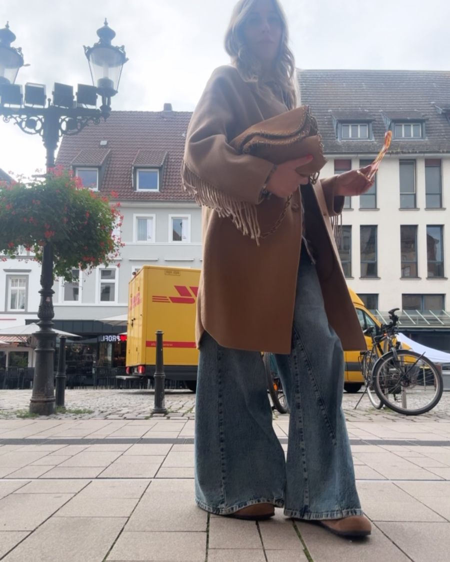 Herbstlook mit Mantel auf dem Marktplatz
