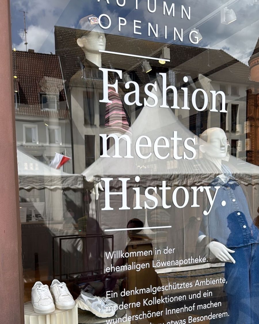 Autumn Opening – Fashion meets History, Schaufenster der ehemaligen Löwenapotheke
